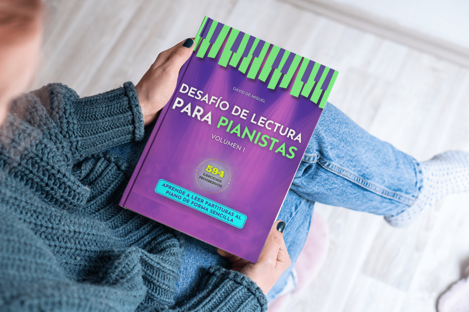 Persona sosteniendo el libro Desafío de Lectura para Pianistas, método progresivo para aprender a leer partituras con fluidez.