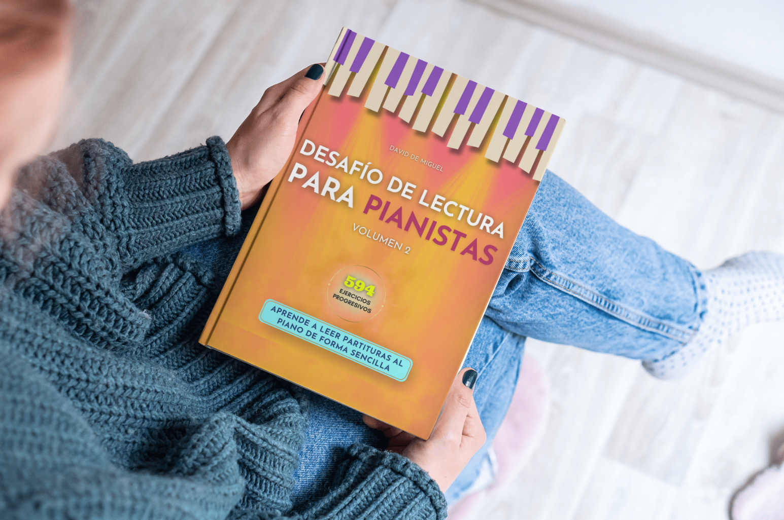 Persona sosteniendo el libro Desafío de Lectura para Pianistas, método progresivo para aprender a leer partituras con fluidez.