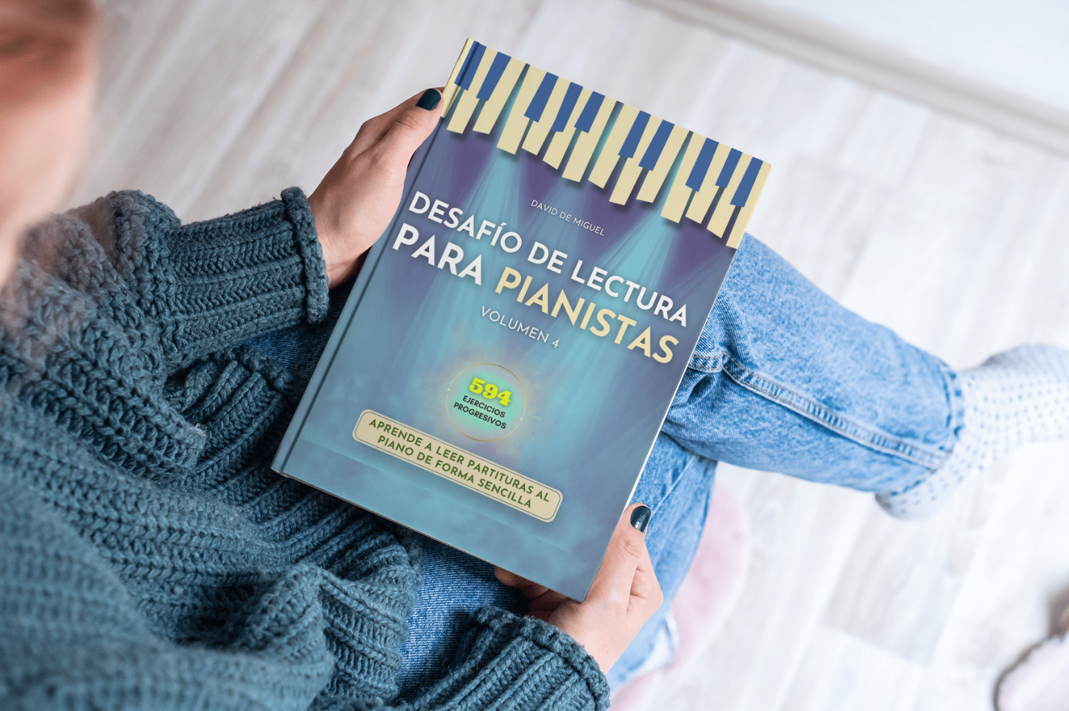 Persona sosteniendo el libro Desafío de Lectura para Pianistas, método progresivo para aprender a leer partituras con fluidez.